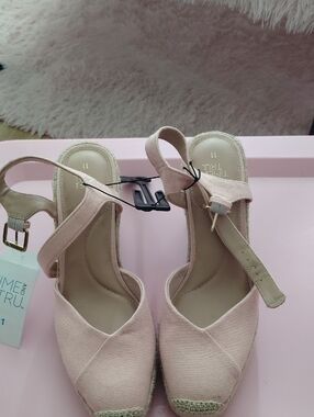 WOMENS TIME AND TRU  CLASSY KNITTED BEIGE WEDGE SHOES SIZE 11 Peach NWT MRSP $23